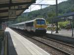 BR 13 Der IC Eupen-Ostende wird von E-Lok 1356 am 12.07.08 durch den Bahnhof von Pepinster in Richtung L�ttich gezogen. Rechts im Bild sieht man den gepflegten Blumenschmuck, sowie das renovierte Glasdach. (Hans)