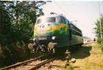 BR 103 Am Streckenende in Binz kurz vor dem Prellbock gibt es noch zwei Handweichen.Bei Lokuml�ufen m�ssen Diese durch den Lokf�hrer selber gestellt werden.So auch vom Lokf�hrer von der 103 220 der leider von seiner Lok extra absteigen mu�.103 220 kam mit ihren Urlaubsexpress K�ln-Binz im Sommer 1999 gerade in Binz an.
