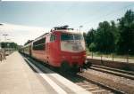 BR 103 Nicht immer fuhr die bekannte 103 220 vor dem Urlaubsexpress.Im Sommer 1999 habe ich auch mal die leicht verbeulte 103 206 vor dem Urlaubsexpress Binz-K�ln erlebt. 