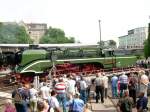 br-18-201-02-0201-dr-umbau-schnellfahrlok Das Highlight vom Sommerfest in Halle/Saale: 18 201 dreht auf der Drehscheibe f�r die Fotografen ihre Runden.