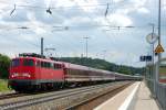 br-110-bugelfalte 110 454-6 schleppt einen Touristikzug von Ulm kommend zur Geislinger Steige. In ungef�hr 30 Minuten d�rfte sie Stuttgart erreichen. (17.07.2008)