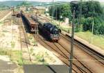 br-41-41-drg-dr-db-041--042-db Am 13.08.1993 rollt 41 1231 mit ihrem Personenzug in den Bahnhof Gro�heringen ein. Im Hintergrund ist der ehem. Lokschuppen zu sehen der jetzt ein kleines Eisenbahnmuseum beherbergt. Und dahinter wachen die Rudelsburg und Burg Saaleck �ber das Saaletal.