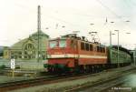 br-142-e-42-dr-242 142 247 bei der Ausfahrt aus Halle (S) Hbf. (Oktober 1993)