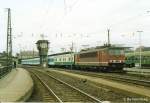 BR 155 Im Juli 1993 steht 155 259 mit ihrer RB im sch�nen alten Bahnhof Erfurt zur Abfahrt nach Halle bereit.
