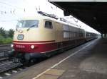 BR 103 Eine echte Seltenheit!!! BR 103 222-6 zieht 2 IC-Wagen nach Rheydt wo sie am 17.07.2008 einen Zug von Siemens abholen wird um ihn nach M�nchen zu bringen. Die Lok geh�rt zu DB Systemtechnik Minden(Westf.)
Aufgenommen am 16.07.2008