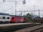 re-460-werbeloks Die SBB Re 460 StratgeGo bei der Ausfahrt mit einem IC CHur-Z�rich HB-Basel in Landquart. Am 16.07.08