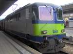 spiez Eine Re 420 der BLS steht mit einem GoldenPass Panoramic Zug aus  (Luzern) Interlaken Ost nach Zweisimmen (Montreux) in Spiez bereit zur Abfahrt.