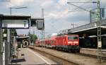 BR 143 mit Zugen 143 145-1 mit der RB 31659 nach Seebrugg bei der Abfahrt Freiburg (Brsg) Hbf 16.7.08