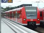 ET 425 208 steht in Germersheim zur Abfahrt nach Karlsruhe ...
