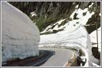 Noch im Juni waren Strasse und Bahn durch hohe Schneemauern ...