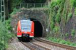 425 236 bei der Ausfahrt aus dem Schlo�bwerg-Tunnel in Hirschhorn; ...