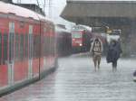 Bahnsteigsituation in Koblenz am 20.7.08, als urpl�tzlich starker Regen einstetzte ...
