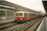 Der Panorama-S-Bahnzug 488 001/501 im Bahnhof Berlin Charlottenburg im Juni ...
