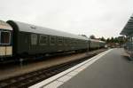 Diese 3 DR-Wagen stehen auf dem NEG Bahnhof in Nieb�ll.Auff�llig ...