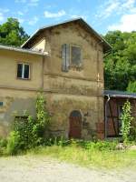 Das ehemalige Wasserhaus der Pressnitztalbahn am 20.07.08 hinter den Lokschuppen ...