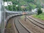 EuroCity Bild aus dem EC 101 Rtg. Chur am Bhf. Bacharach bei voller Fahrt.
Im ersten Wagen, einem deutschen, der Rest war Schweizer Eigentum, hat man ganz sch�n zu k�mpfen mit den Vorh�ngen, aber sonst kann man daraus immer noch sch�n in die Welt guggen, indem man das Fenster noch herrlich weit aufrei�en kann. Zugpferd war eine 101 meiner Meinung nach. Bacharach, der 22.7.08
