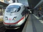 br-403-ice-3 Eine Einheit der BR 403 wartet in Mainz Hbf zur Abfahrt als ICE 712 auf Gleis 2 stehend. �ber Wiesbaden und Limburg S�d fahrend erreicht er dann am Ende K�ln Hbf.
Mainz, der 22.7.08