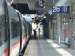 Momentaufnahmen Momentaufnahme eines Zugbegleiters, der die Abfahrt seines halbleeren ICE 712 nach K�ln dem Anschein nicht mehr abwarten kann. Hier gesehen in Mainz Hbf am 22.7.08