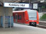 br-425 425-633 wartet nach kurzem Aufenthalt als RB 12238 auf die R�ckfahrt nach Trier. Sie muss noch den leicht versp�teten IC 432 nach Luxembourg vorlassen, danach kann sie durchstarten.
Koblenz, der 22.7.08