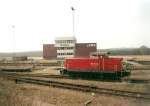 Die 347 079 im Mai 2001 vor dem Breitspurstellwerk in ...