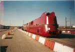 mukran F�r das Eisenbahnmuseum in Prora baute das Dampflokwerk Meiningen eine nur rollf�hige 03 mit Stromlinienverkleidung nach.Unter der Bezeichnung 03 002 stand sie zusammen mit der V200 009 und der E18 204 im M�rz 2001 als Neuzugang f�r das Eisenbahnmuseum im F�hrhafen Mukran.Alle drei Loks wurden auf Tieflader nach Prora gebracht.