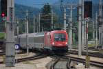 1116 221-1 zieht �BB-EC 160 Vorarlberg in den Bahnhof von ...