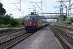 re-4-4-ii-re-420 Re 4/4 II 11201 durchf�hrt am 21.7.08 mit dem EC 119 den Bahnhof Muttenz.