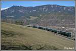 br-1010 Da ich derzeit mit der Nachbearbeitung etwas nachhinke, hier ein Bild von der Sonderfahrt mit der 1010.10 �ber den Zauberberg. Semmering, 24.2.2008.
Der erh�hte Standpunkt verhalf mir zu dieser feinen Aufnahme, 2 Fotografen die weiter unten standen, konnten nur noch den Gegenzugschaden mit dem 4020er aufnehmen. ;-)

