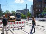 Saarbahn Stadtbahnwagen 1026 der Saarbahn 'erklimmt' als Linie 1 Richtung Siedlerheim (an der n�rdlichen Stadtgrenze von Saarbr�cken) die Auffahrt zur Haltestelle Hauptbahnhof (Stadtbahn) und durchquert die derzeit dort befindliche Gro�baustelle - rechts noch zu sehen ist ein Stadtbus der Linie 122 mit Werbung f�r den Saartext (Videotext des Saarl�ndischen Rundfunks in seinem dritten Fernsehprogramm) (24.07.2008).