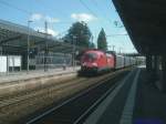 BR 182 182 017-4 durcheilt mit einem Gz vom VW-Werk Wolfsburg den
Bahnhof Peine. 24.07.2008