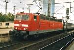 181 216-3 steht mit einem EC, gebildet aus Corail-Wagen der ...