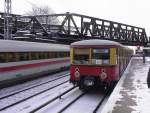Eine S3 nach Erkner f�hrt in Ostkreuz ein und spiegelt ...