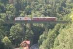 285 001 zieht den Esslinger VB 226 �ber das Kreuztalviadukt; ...