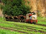 Eine O&K MD1 Diesellok steht mit ihrem Lorenzug im ehemaligen ...