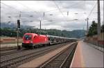 1116 262 bringt einen Autozug von Salzburg komment Richtung Schweiz. ...