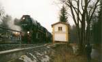 BR 52 8080 am Wasserhaus im Bahnhof B�renstein im Dezember ...