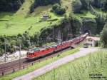 Eine Re 14/20 (1.te Re 6/6 auf Steuerwagen geschaltet) rollt ...