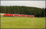 Eine Lok der Baureihe 146 zieht einen Doppelstockwagenzug in Richtung ...