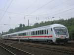 IC-Zuge und IC-Wagen Steuerwagen voraus,des IC 2157 von Stuttgart nach Stralsund in
Bochum Ehrenfeld, im Schub die 120 147-4.(05.08.2008) 