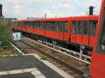 S-Bahn Berlin Berliner S-Bahn, Baureihe 485 (rot), Kreuzung zweier Z�ge im S-Bhf Treptower Park. Foto von 2007, die rot lackierten fahrzeuge wurden inzwiscchen in den Standardfarben der Berliner S-Bahn umlackiert.