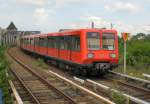 S-Bahn Berlin Berliner S-Bahn, Baureihe 485 (rot) bei Ausfahrt aus dem S-Bhf Treptower Park Richtung Ostkreuz. Die roten Fahrzeuge wurden inzwischen alle auf die Berliner-S-Bahnfarben umlackiert.
Aufnahme von 2007
