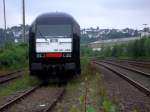 mrce-mitsui-rail-capital-europe Am 06.08. 08 wartet die schwarze ER20-008 mit einem Holzzug im Bahnhof Arnsberg.