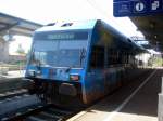 RABe 526 685-3 (?) steht mit ihrer R zur Abfahrt ...