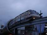 sydney-monorail Der Versuch eines Mitziehers der Monorail in Sydney (N�he Central) mit Werbung f�r die Emirates am 20.06.2008