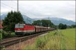 br-1144 Die Innsbrucker 1144 217 bringt einen Kalkzug(?) von Kirchbichl nach Rohrdorf. Abgelichtet am 04.07.2008 vor dem Kaisergebirge.
