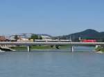 Eine 1x16 �berquert am 6.8.2008 mit einem G�terzug die Salzach ...