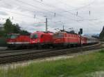 Links: 1144 256 mit einem gemischten G�terzug, Mitte: 1216 017 ...