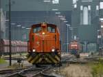 Diese Lokomotive rollt langsam auf das Werkstor zu, w�hrend im ...