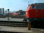 BR 218 Lokportraits Blick in das BW Lindau am 06.03.2001 mit BR 218 und BR 642
