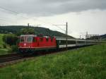 Kurz vor einem Regengutsch ist die Re 4/4 II 11304 ...